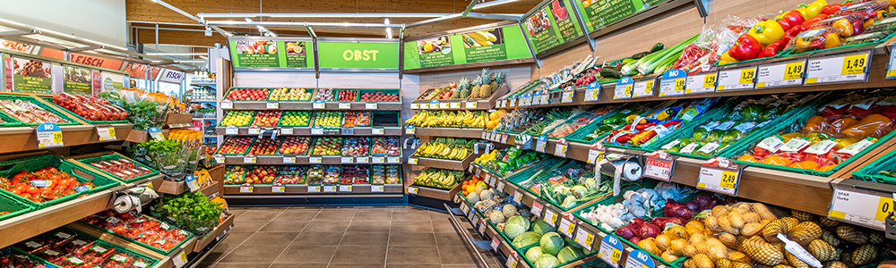 Full fruit and vegetable shelves in the supermarket - EDITEL's web EDI portal improves process flows